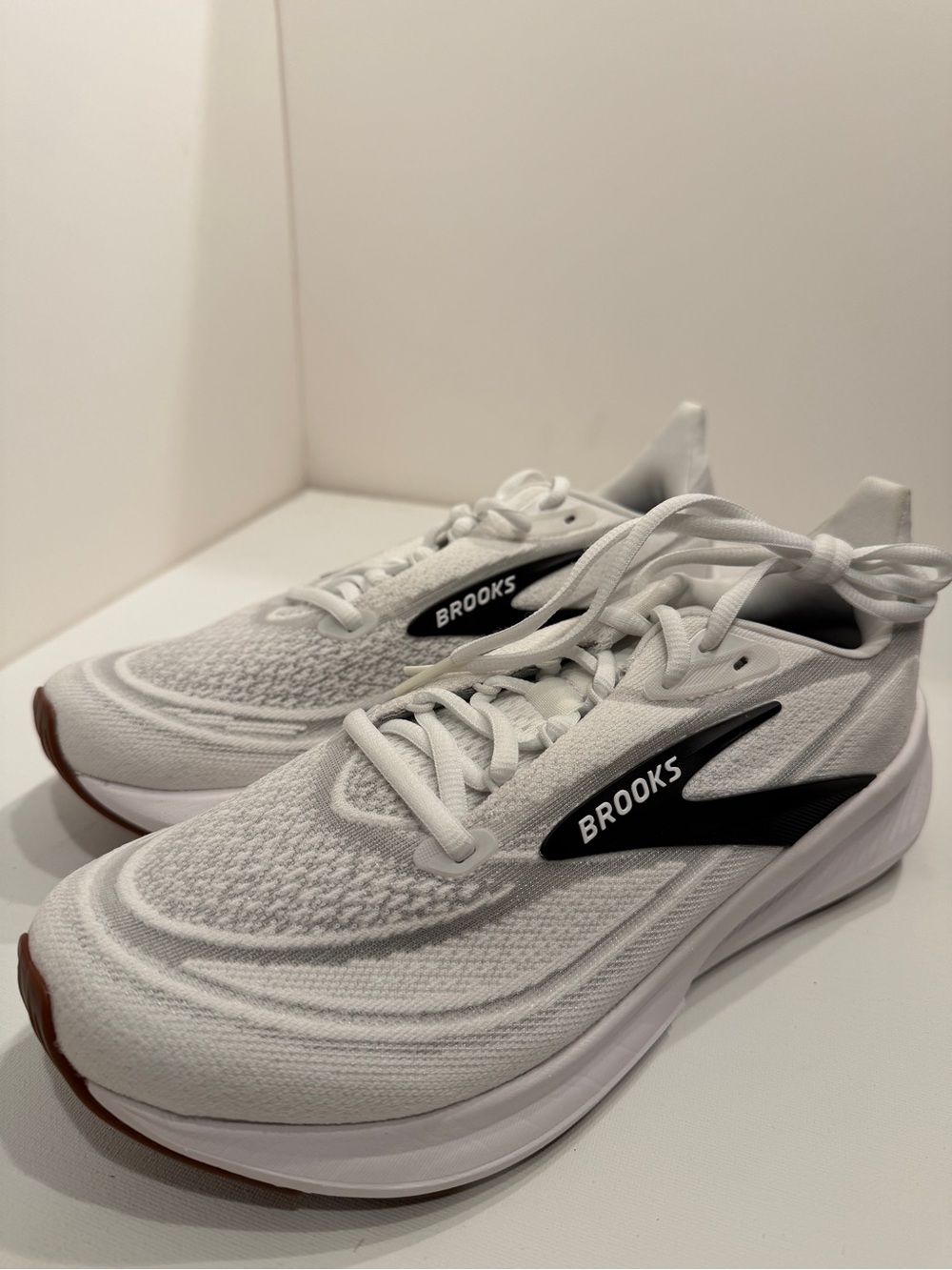 New Brooks White Athletic Running Shoes with Black Accents-Men’s Size 8